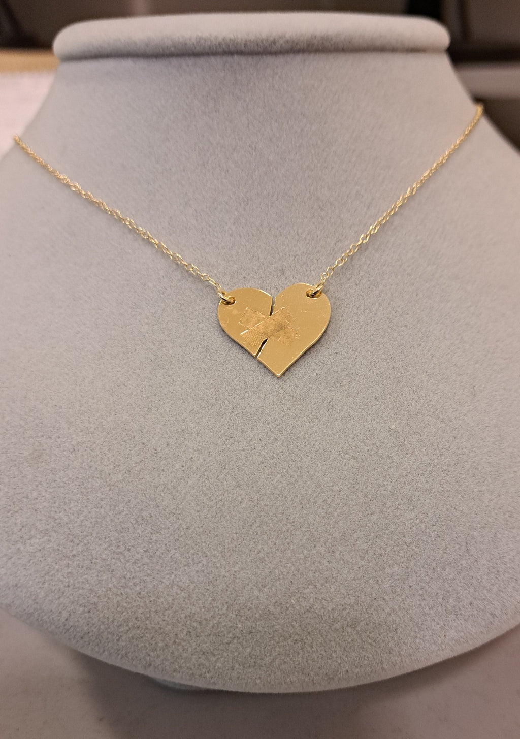Collar con colgante de corazón herido de plata de ley