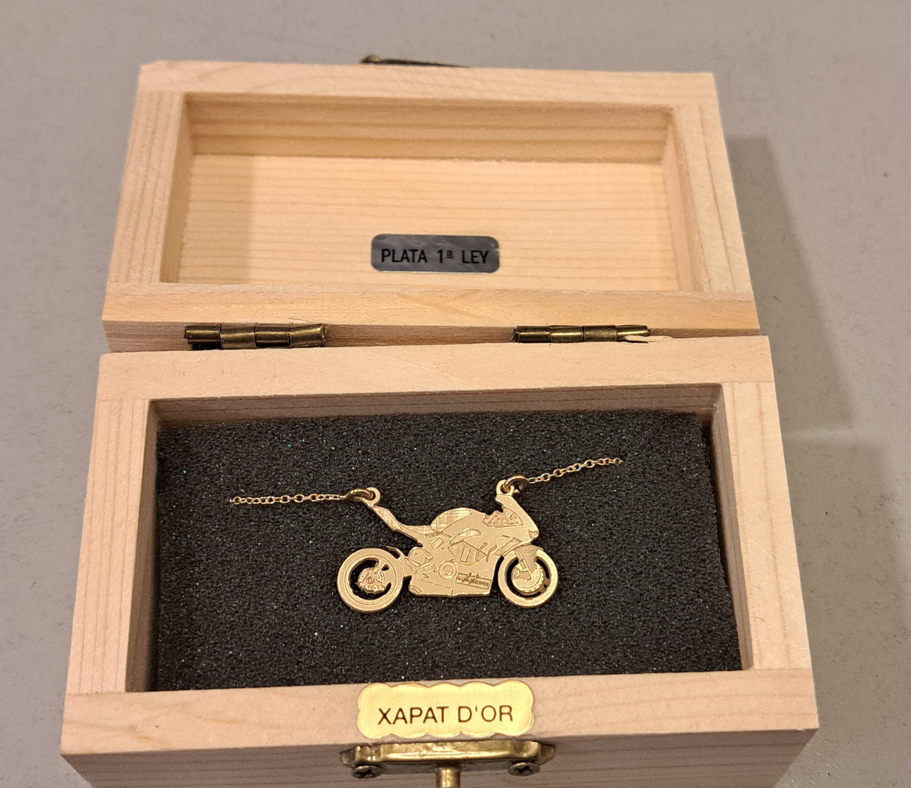 Colgante de plata esterlina con diseño de motocicleta personalizada.