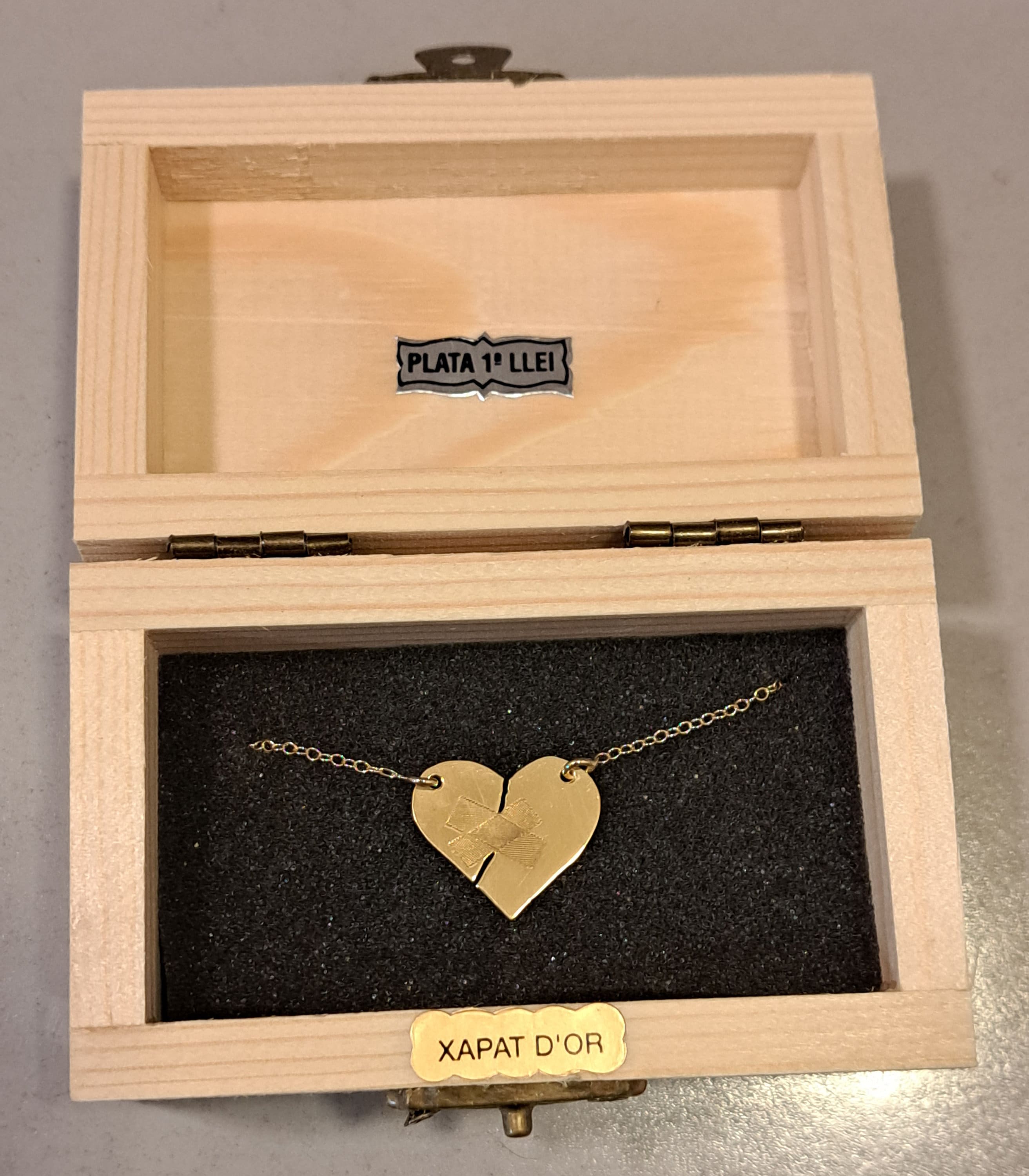 Collar con colgante de corazón herido de plata de ley