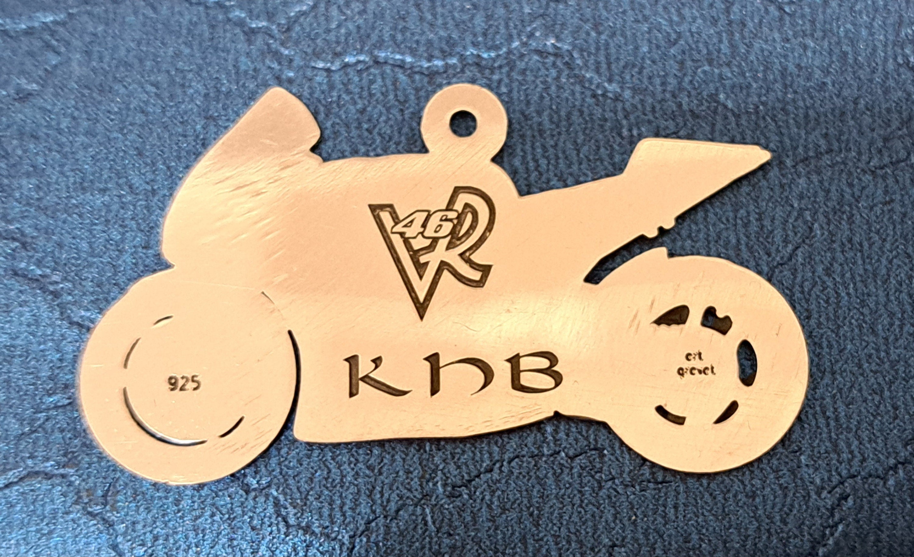 Colgante de plata esterlina con diseño de motocicleta personalizada.