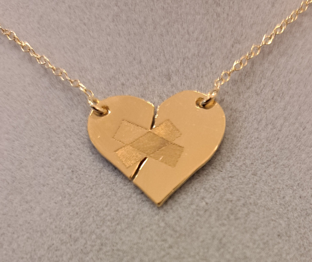 Collar con colgante de corazón herido de plata de ley