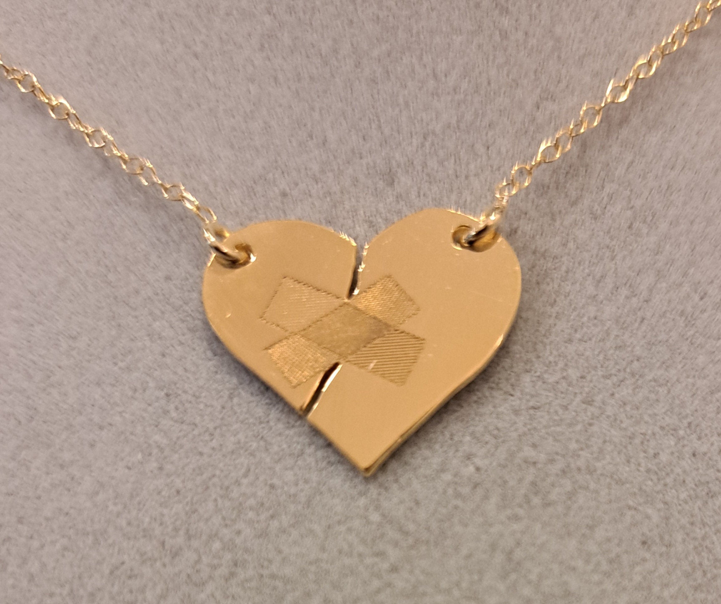 Collar con colgante de corazón herido de plata de ley