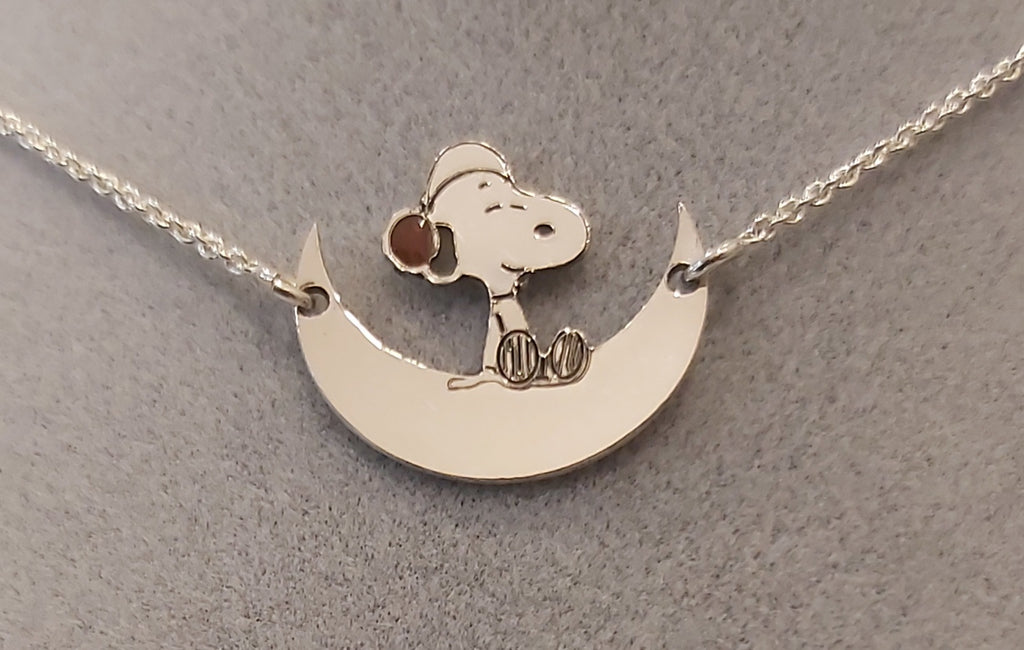 Colgante Snoopy en la Luna de Plata y Esmalte
