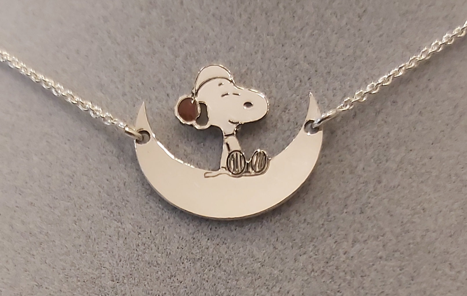 Colgante Snoopy en la Luna de Plata y Esmalte