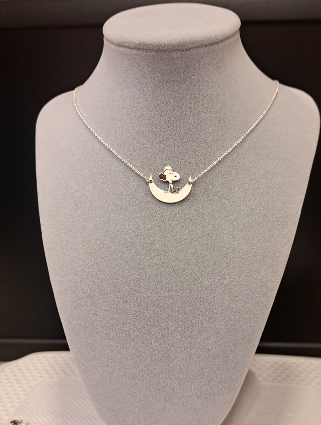 Colgante Snoopy en la Luna de Plata y Esmalte