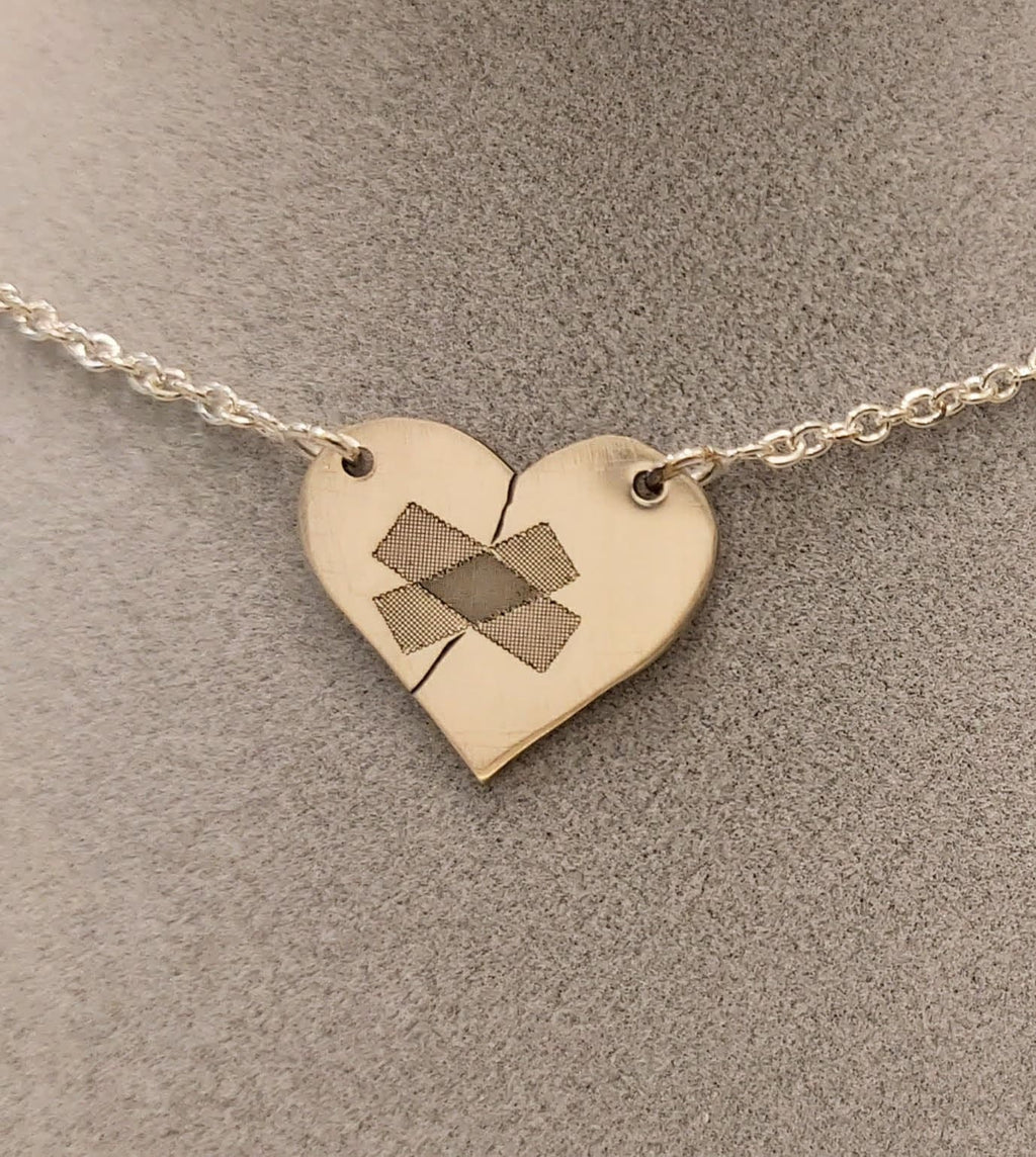 Collar con colgante de corazón herido de plata de ley