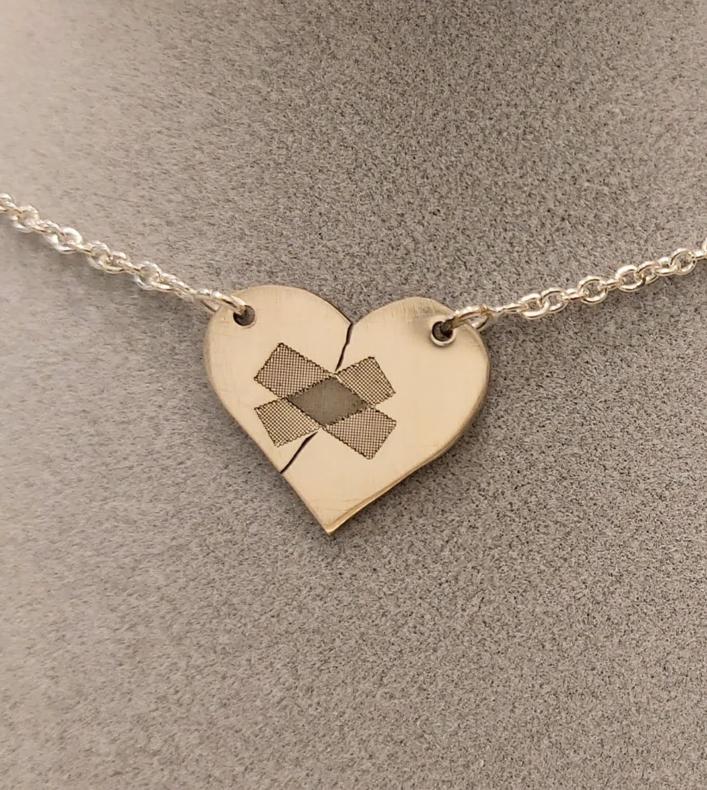 Collar con colgante de corazón herido de plata de ley