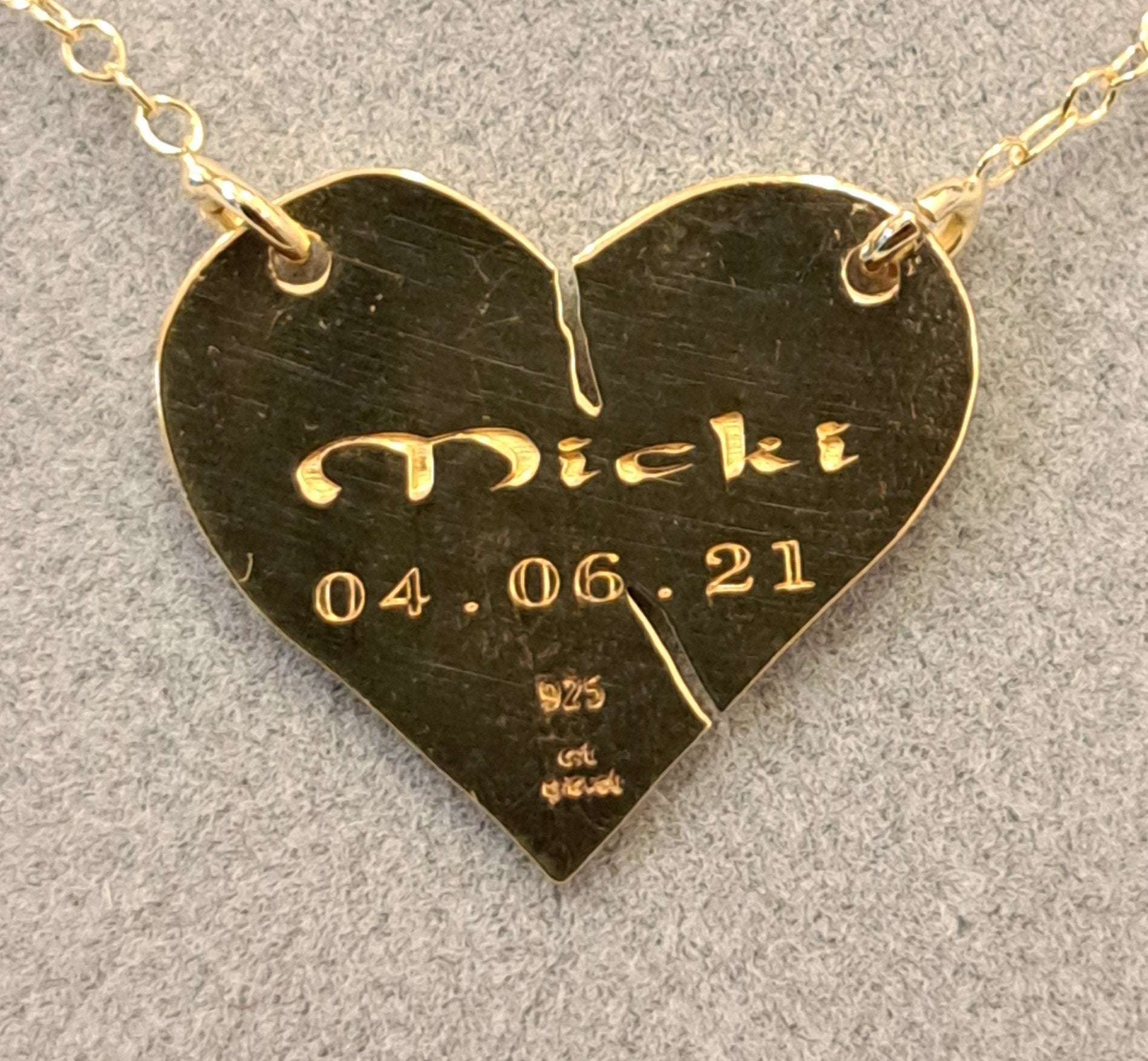Collar con colgante de corazón herido de plata de ley
