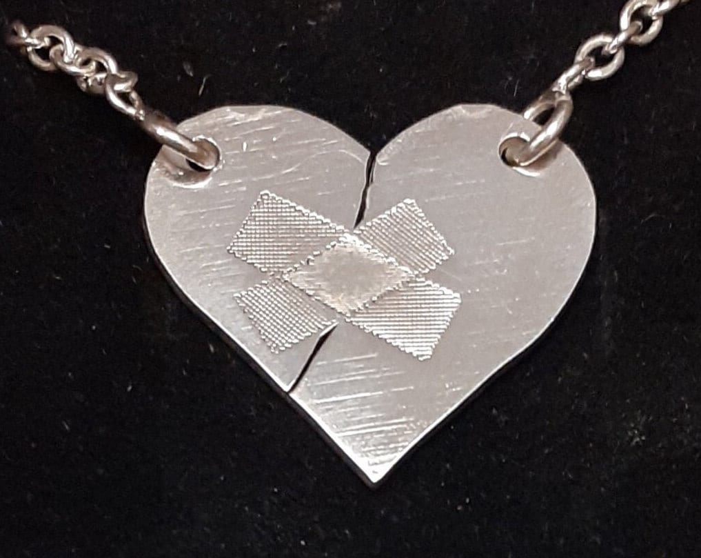 Collar con colgante de corazón herido de plata de ley