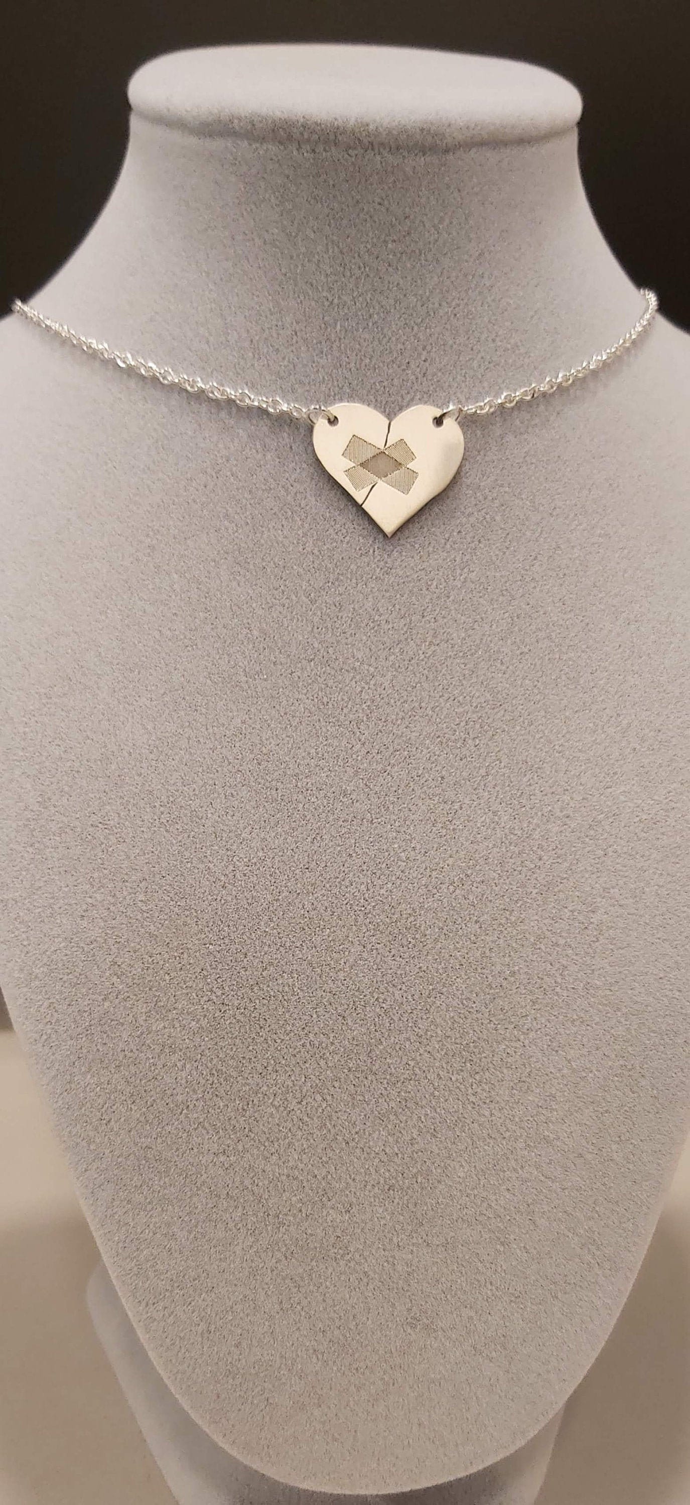 Collar con colgante de corazón herido de plata de ley